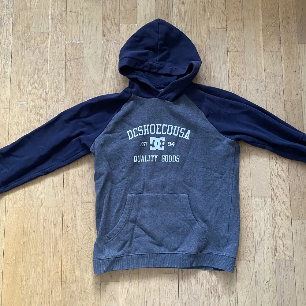 Snygg DC shoes hoodie i gott skick! Köpt från barn/junior-avdelningen, därav att det står XL på lappen i tröjan. Sitter avslappnat/boxy på mig som är 160cm🌟. Hoodies.