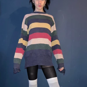 Vintage Oversized Färgblock Tröja - Riktigt snygg färgglad färgblock oversized distressed vintage tröja. supermysig och supersöt, väldigt tidiga aa vibes ® men också extremt mångsidig hela vägen till kidcore