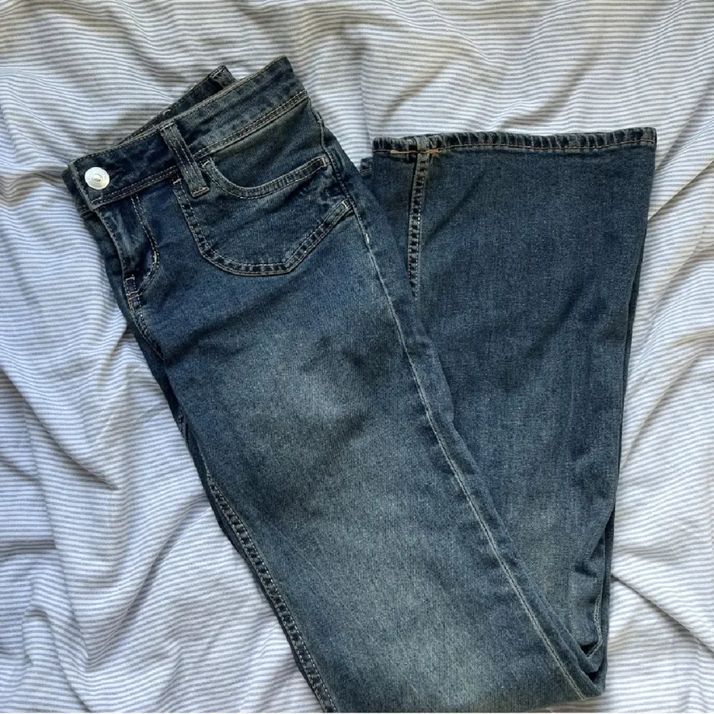Lågmidjade blåa jeans som är bootcut/flared! Jättefina men var tyvärr lite korta för mig. Kan diskutera priset💘 Storlek 38 men passar även 36!. Jeans & Byxor.