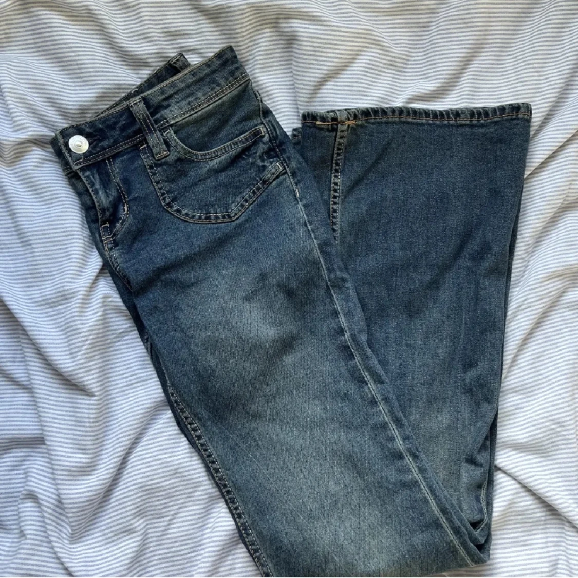 Lågmidjade bootcut jeans💘💘 - 90