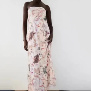 Klänning Zara - Säljer en bandeau klänning från zara. Den funkar både att ha som klänning och att ha som kjol! Storlek S
