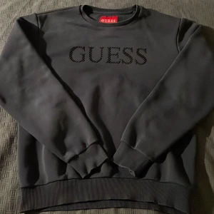 Guess tröja - Guess sweatshirt i storlek M Knappt använd då den växt ur mig snabbt. SKICK: 9/10 Köpt i Los Angeles för 120$ Pris kan diskuteras 