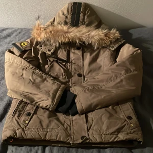 Wellensteyn vinter jacka - Använd under 2 vintrar. Bra skick 8/10 samt väl omhändertagen. Köpt i Schweiz 🇨🇭 för 599€ Pris ej hugget i sten, skriv vid funderingar!