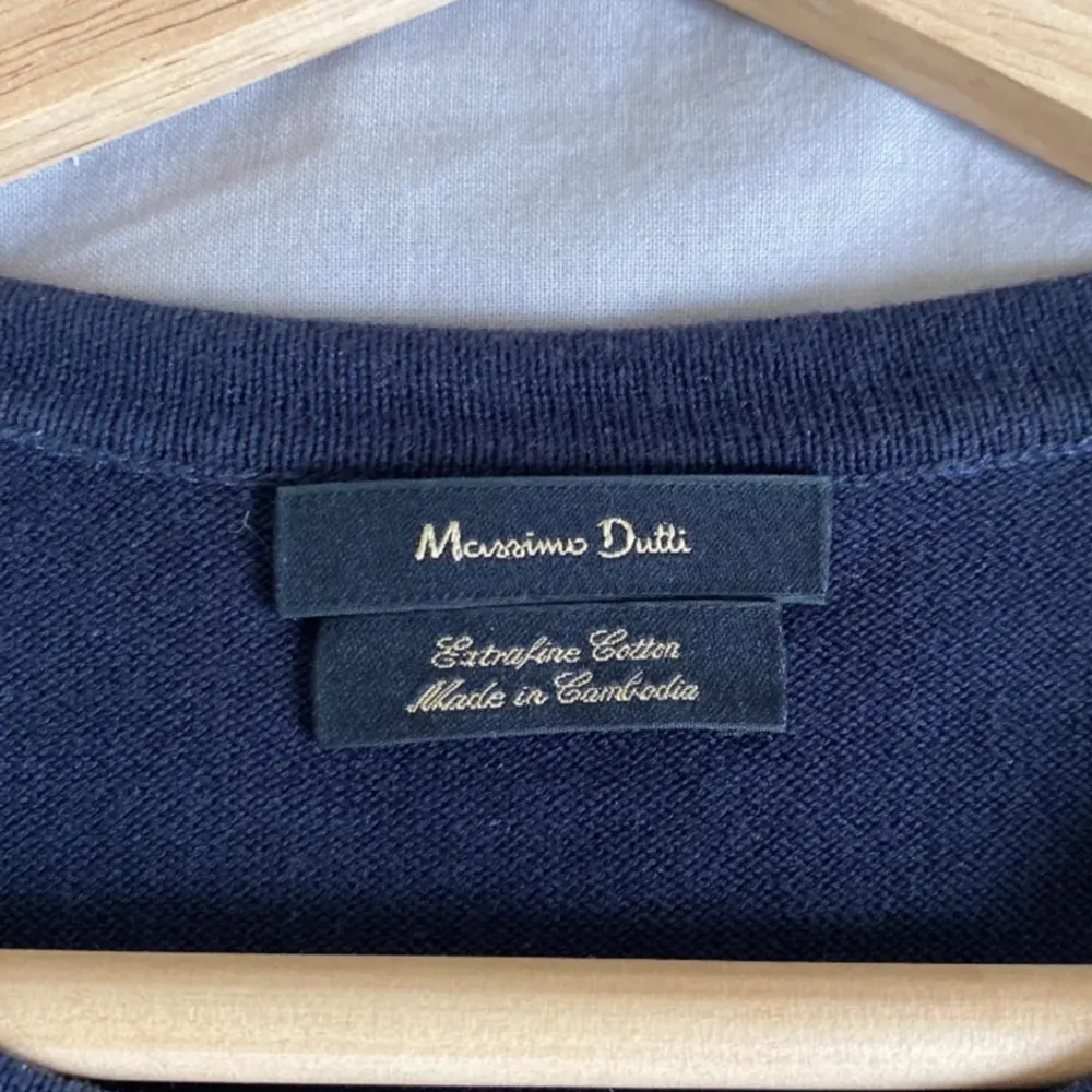 Säljer nu min i princip helt oanvända Massimo Dutti tröja. Ny pris 650kr, mitt pris 449kr. Detta för den nästan aldrig blivit använd då den inte passar längre. Väldigt skön nu till sommaren. Pris går att diskutera!. Tröjor & Koftor.
