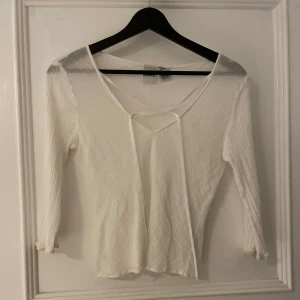 Vit söt blus🌸 - Superfin blus i storlek S men är lite liten i storlek. Den är i bra skick av märket Armani Exchange. Använd fåtal gånger, har hängt i garderoben i några år. Skriv privat för fler bilder elr för att diskutera pris🍀