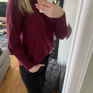 Vinröd stickad tröja  - Vinröd med en avsmalnad längs ner på ärmarna. Från Gina tricot 