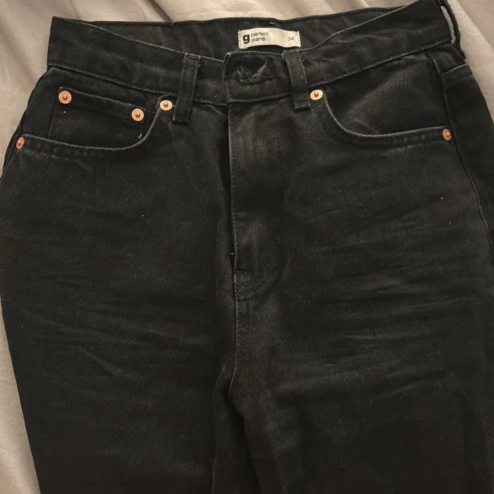 Svarta jeans med hål i båda benen. Modellen är 90’s straight. Säljer pga inte använder. Har endast använt 2-3 ggr så nästintill nyskick. De passar i längden på mig som är 170.. Farkut & Housut.