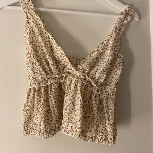 Topp blommig - Säljer denna topp som endast är använd en gång. Priset går att diskutera 