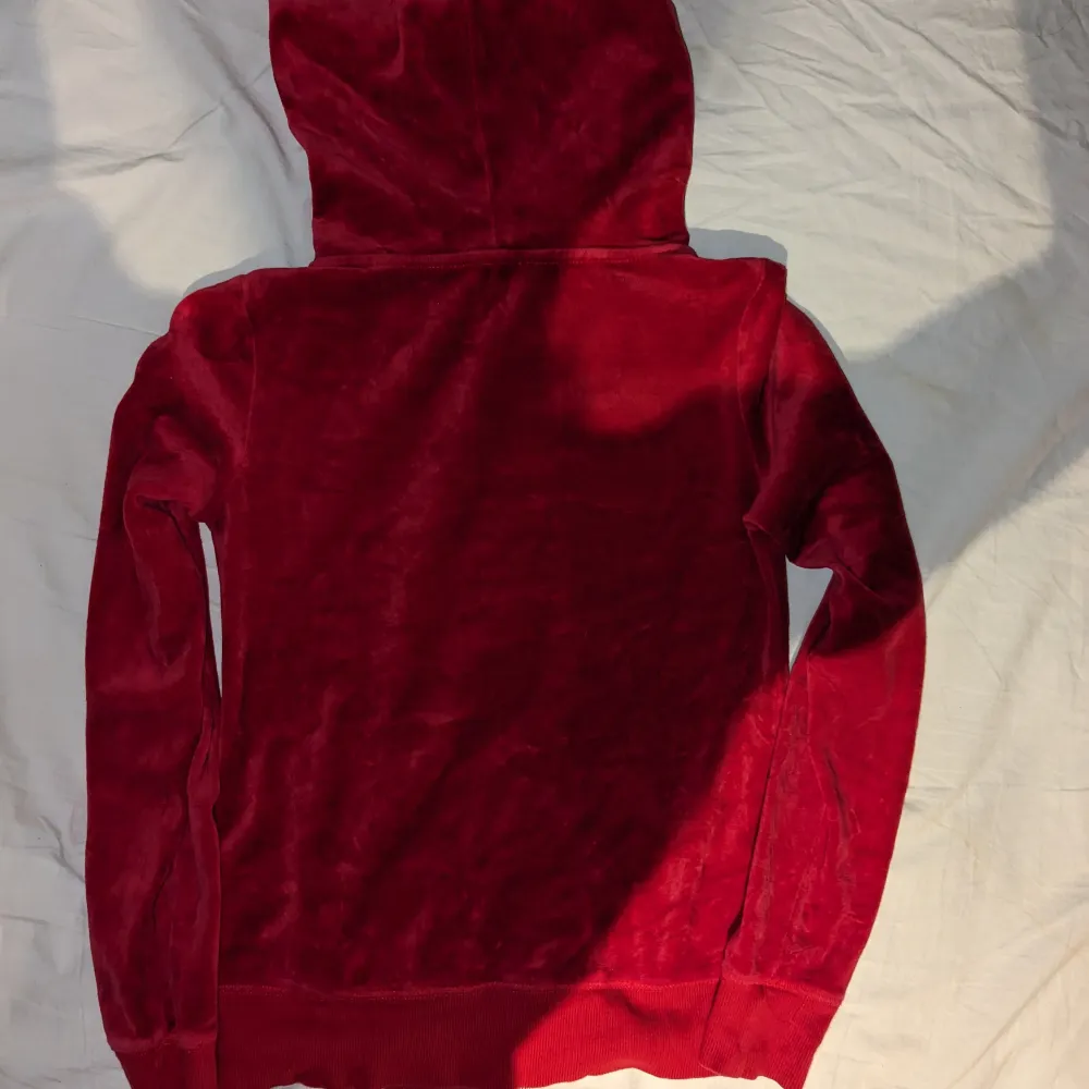 Snygg röd zip up tröja från Cubus! . Hoodies.