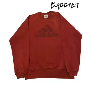 - En vintage adidas Sweatshirt I färgen röd - Storleken är X-Small - Den har en reva/hack på högersidan av tröjan som ni ser på bild nr 3 - Tveka inte att ställa frågor om plagget 