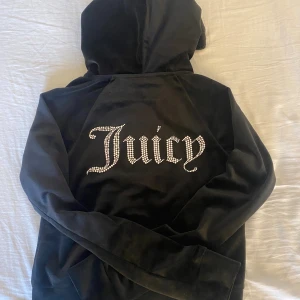 Svart juicy couture tröja! - Skit snygg svart juicy tröja som bara är använd 1 gång. Inga defekter är nånting💗 skriv för fler bilder eller mått!
