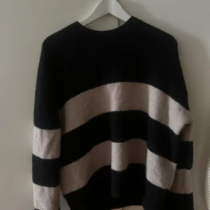 Other storise stickad tröja  - Jätte fin stickad tröja, nypris 900 använd kanske 5-6 gånger Max. 