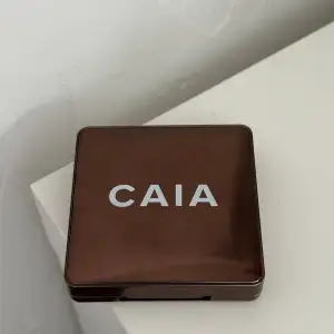 Säljer en Caia Bronzer i färgen La Digue. Säljer pågrund av fel färg. Den är ändats testad. 