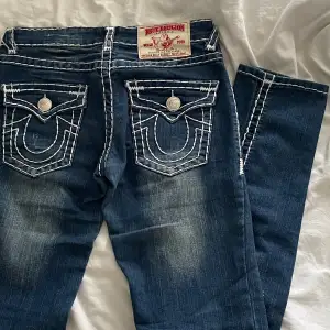 True religion jeans i modellen Billy Super T. Midjemått - 82cm. Innerbenslängd - 83cm. (Jag är 163cm)  Några lösa sömmar och små slitningar men inget man tänker på - kan skicka bilder😊