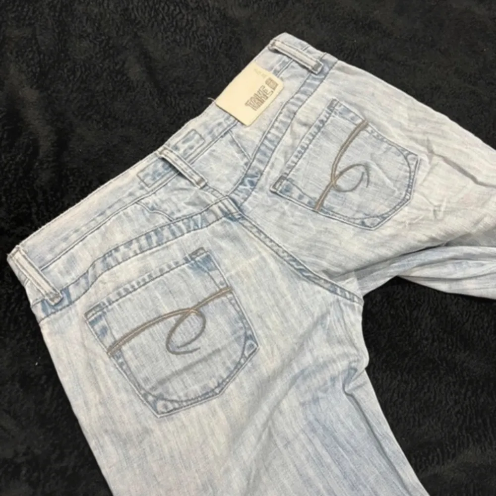 Säljer dessa skitsnygga jeans då de tyvärr inte passade mig så måste sälja vidare, kom privat för mer bilder och mått!! 💞🙏🏻. Jeans & Byxor.
