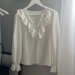 Fin vit blus  - Säljer denna vita blus ifrån shein pga kommer inte till användning. Använd ca 1 gång, helt som ny inga alls defekter. Storleken är xs men passar även S 