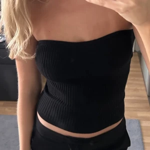 tubtopp - köpt av en tjej här, använd en gång av mig🖤(lånade bilder)