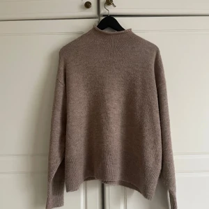 Stickad tröja  - Stickad tröja från Nakd  Använd få tal gånger  Säljer då jag har många andra stickade  Storlek Xs men passar större