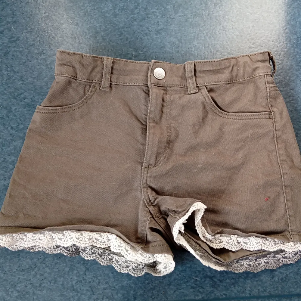 Använda 1-2 gånger dock så är de gråa på spetsen där bak från tvättmaskin (bild 2)😻❤️. Shorts.