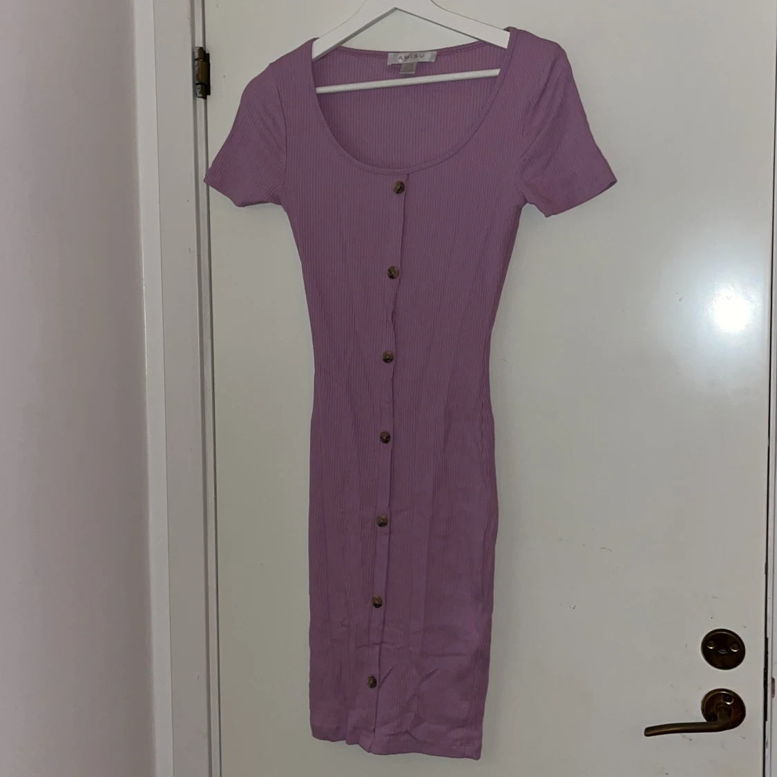 Klänning med knappar