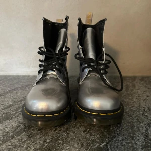 Dr. Martens - Dr. Martens 8 Eye 1460 Vegan Chrome Silver.  Limited edition Priset kan diskuteras 😃  Skick helt nya 10/10   Storlek 43  