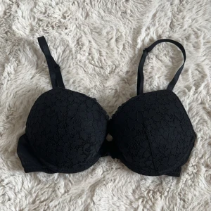 Svart spetsbh - Varsamt använd, väldigt bra skick, såklart tvättad! push up som ni ser på bild 2. Säljs då den aldrig används. 🖤skriv vid frågor