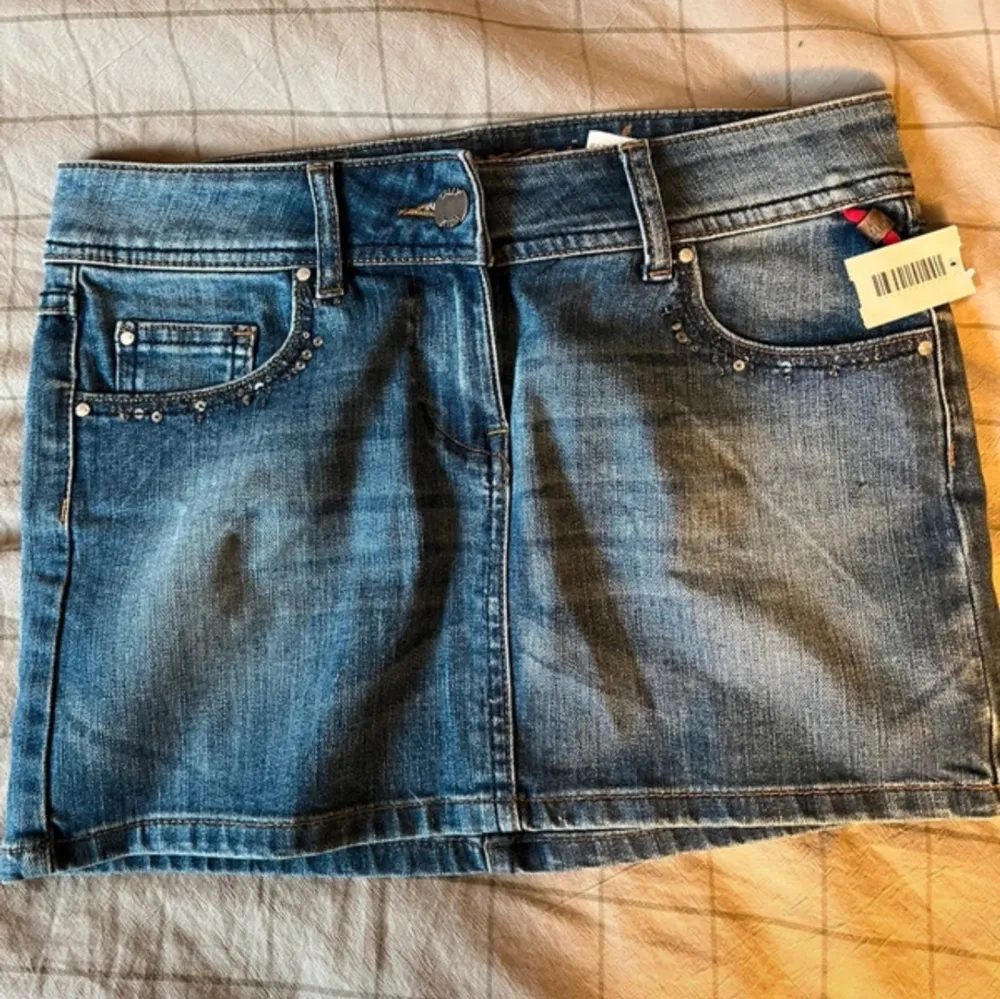 glittrig jeans skjol som är storlek S men passar S/M och har måtten midjemåttet 78 och längd 30  #coqette #stockholmstil #denim #miniskirt #denimminiskirt #cute #summer #sommar . Kjolar.