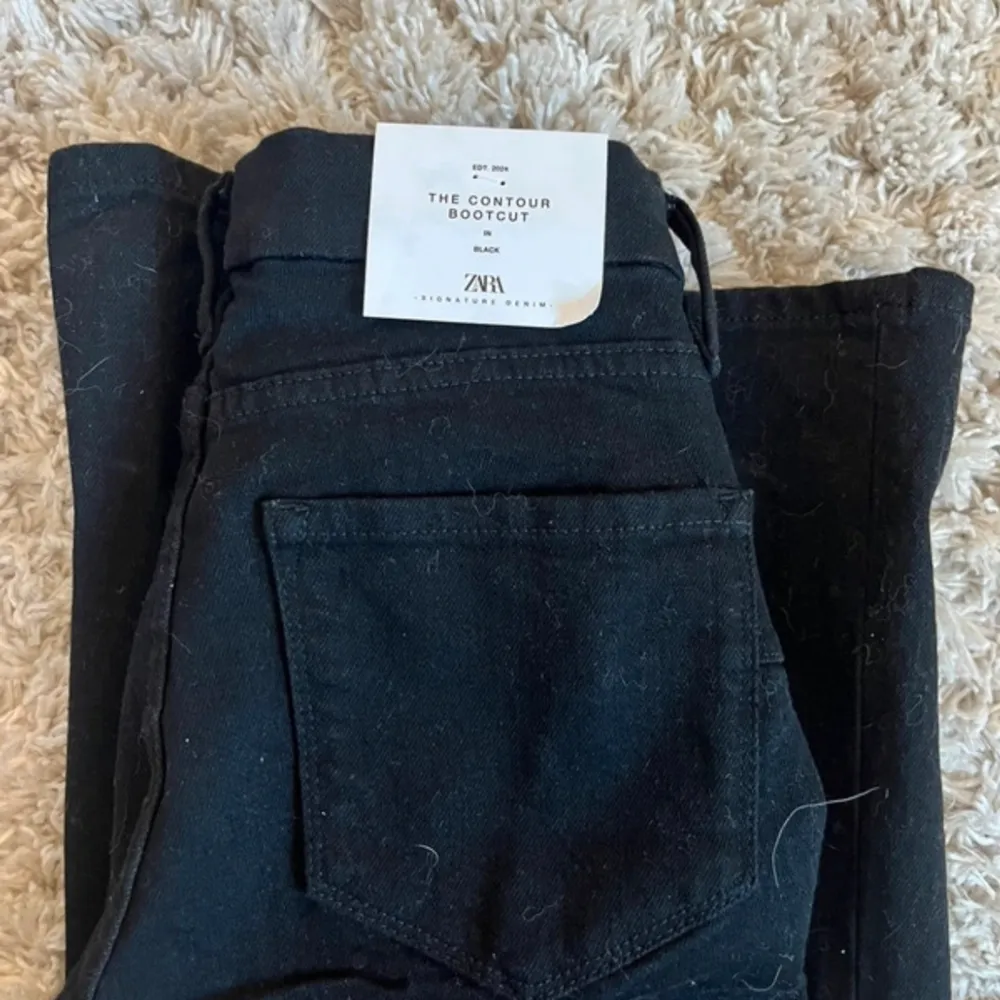 Säljer helt nya zara jeans pga kunde inte skicka tillbaka och var för små på mig ❤️ lågmidjade . Jeans & Byxor.