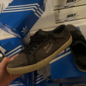 Saint Laurent skor - Säljer mina sjukt feta Saint Laurent skor som är perfekta inför våren och sommaren 🍾💯Con: 8/10 | Nypris: 6600 | Mitt pris: 2900kr! Kan sänkas vid snabb affär | Og: Dustbag | ÖPPEN FÖR BYTEN, Vid fler frågor eller funderingar skriv DM! 😁