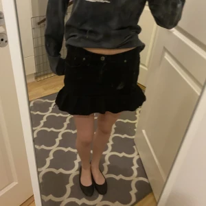 Jeanskjol med volanger - Så fin volangkjol perfekt till sommaren. Fint skick!! 