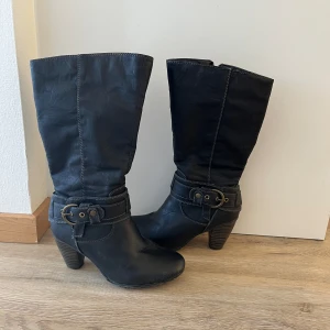 Läder boots - Jätte fina stövlar med klack fåtal gånger använd väldigt fint skick 