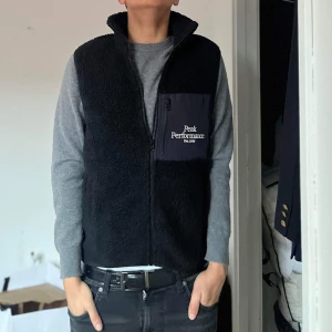 Helt ny peak performance fleece väst - Hej! Säljer en Sprillans ny peak performance fleecevästen i färg svart | strl: S nypris: 1300 skick 10/10 |Hör av dig vid minst fråga eller funderingar 📩