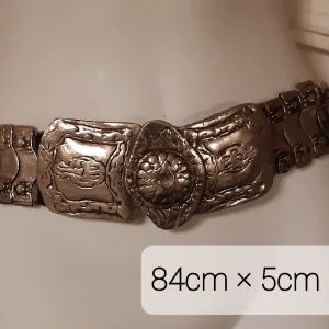 Vintage Metallbälte - Coolt bälte i metall. Typ Ormlik design, bestående av. flera "fjäll" och blir då väldigt följsam. Bältet är i fint skick. Jättetungt.
