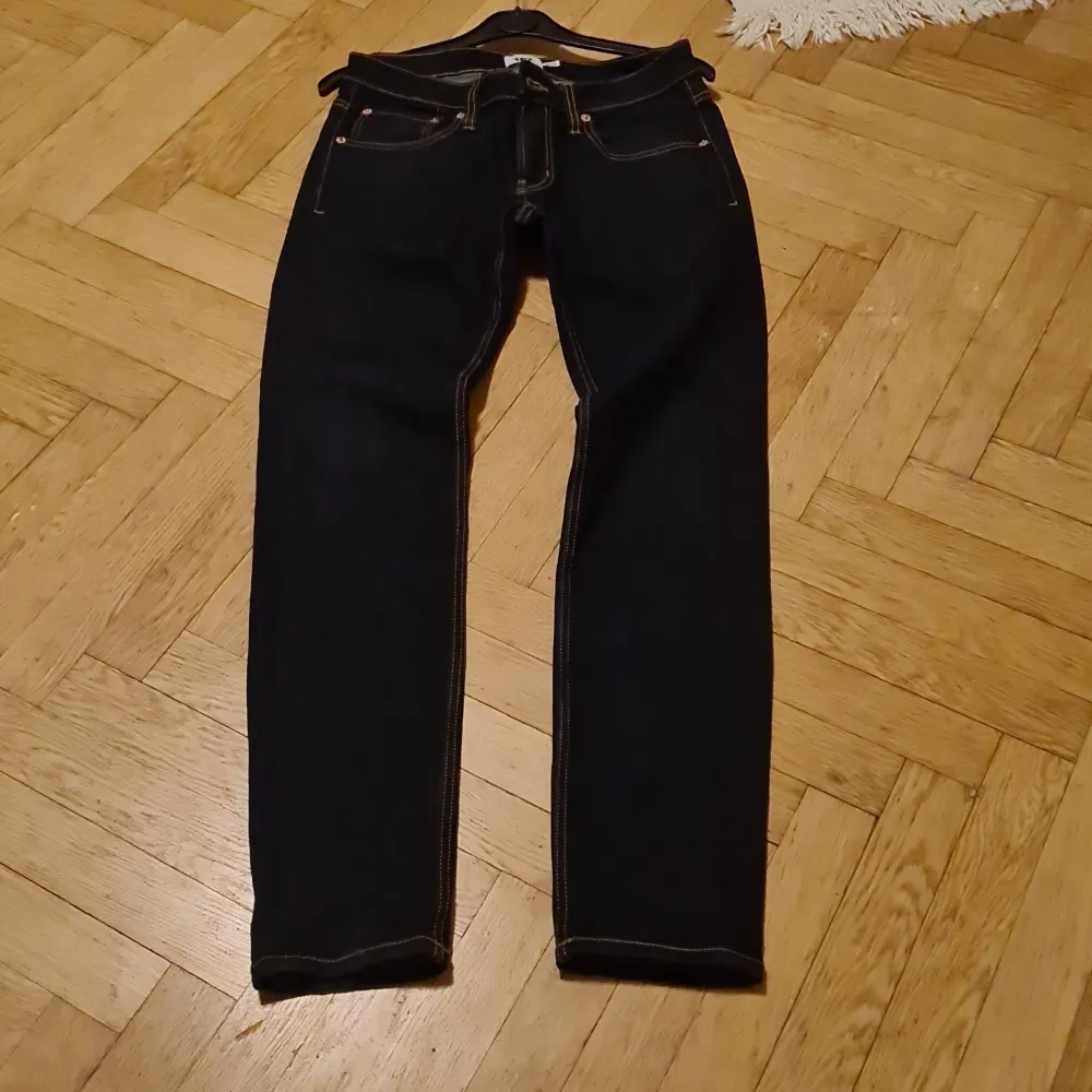 Mörkblå jeans, Storlek M, ungefär storlek 40. Midja 86 cm, Benlängd innermått 79 cm. Jeans & Byxor.