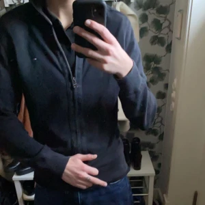 Tommy hilfiger fullzip - En jättefin fullzip med en kashmir-blend, från Tommy hilfiger. Hör av vid frågor och pris kan diskuteras😊