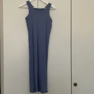 En lång blå/grå klänning i bra skick, den är använt 1-3 gånger!