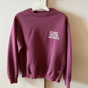 Lila tjocktröja  - Jag säljer denna fina tjocktröja från pull&bear i storlek M eftersom den inte kommer till användning. Den är nästan helt oanvänd. Perfekt till våren och sena sommarkvällar! ❤️