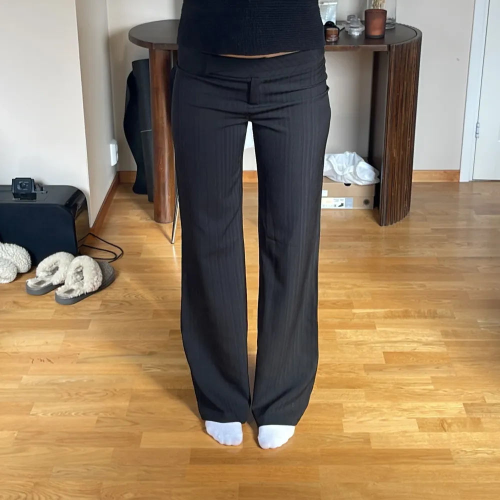 Sjukt snygga o bekväma byxor från Orsay💕strlk står ej, gissar på L. Jag är 177cm💕 Midja: 41cm hela ytter sidan av byxan:112 cm. Jeans & Byxor.