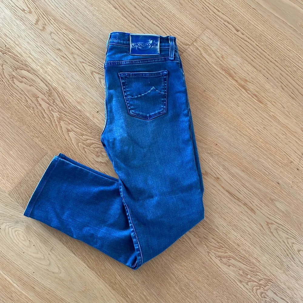 Säljer dessa riktigt snygga Jacob Cohën jeans. Modellen heter Nick 622 och säljs nypris för ungefär 6500kr men vi säljer dem för 1199kr. 9/10 skick. . Jeans & Byxor.