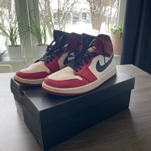Air Jordan 1 Mid Chicago - Storlek 44 (US 10) Använda enstaka gånger, dock creasade vid tårna. Fina sulor på båda skorna, lite sten i springorna