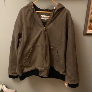 Vintage timberland jacka - Hej! Köpte jackan på en vintage butik. Den är jättesnygg och inget fel på den men den är bara alldeles för stor på mig. Om du vill ha fler bilder eller undrar nåt är det bara att fråga! Köparen står för frakten.