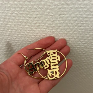 Angle öronhänge - Bara testade. Metall