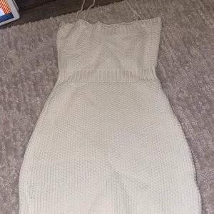 Vit stickad klänning  - Aldrig använd! 