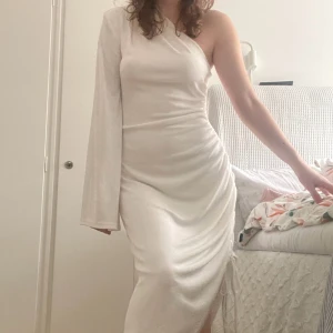Vit klänning - Superstilren vit klänning du kan ha i varje fint tillfälle! Det finns också ett snöre på sidan man kan spänna hur mycket man vill🫶🏼Mycket skönt material som är lite ”sladdrigt” och stretchigt💕