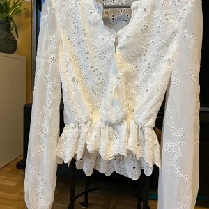 Vit Spetsblus  - Vit fin omlott blus i spets. Stängs med tryckknapp fram.  Sparsamt använd.  Kan skickas eller mötas upp 