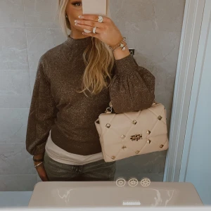 Glittrig tröja - Säljer denna sjukt snygga tröja som inte kommer till användning. Nyskick 🫶🏼