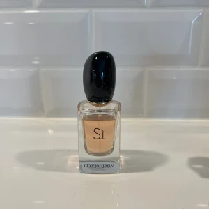 Populär Georgi Armani Si parfym  - Knappt använd som ni ser. Inköpt på Kicks för 999, mitt pris 379.