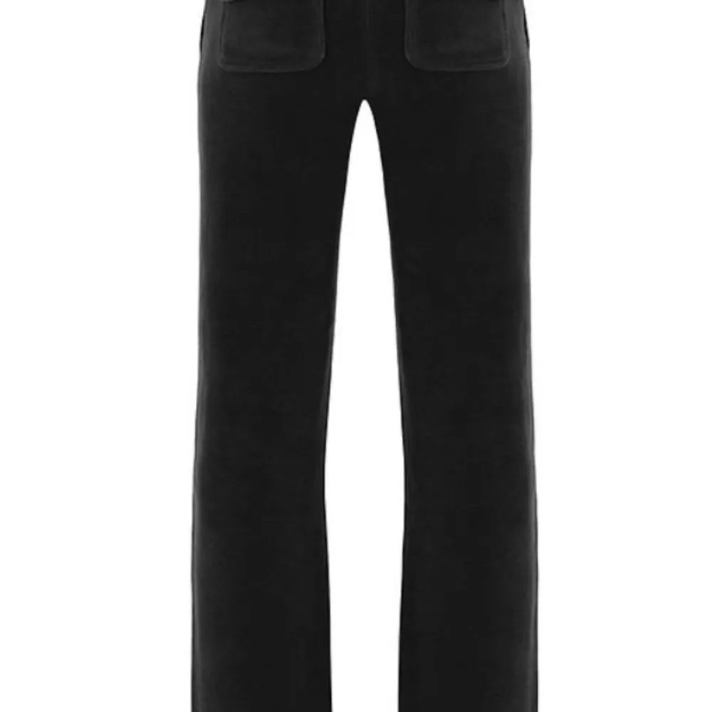 Säljer ett par svarta juicy couture byxor i storlek xs, använda ett fåtal gånger och endast tvättade en gång så dem ser ut och känns som nya. Lägg prisförslag❤️. Jeans & Byxor.
