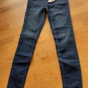 Blåa jeans  - Skinny jeans. Aldrig använda, prislappen är fortfarande på. 