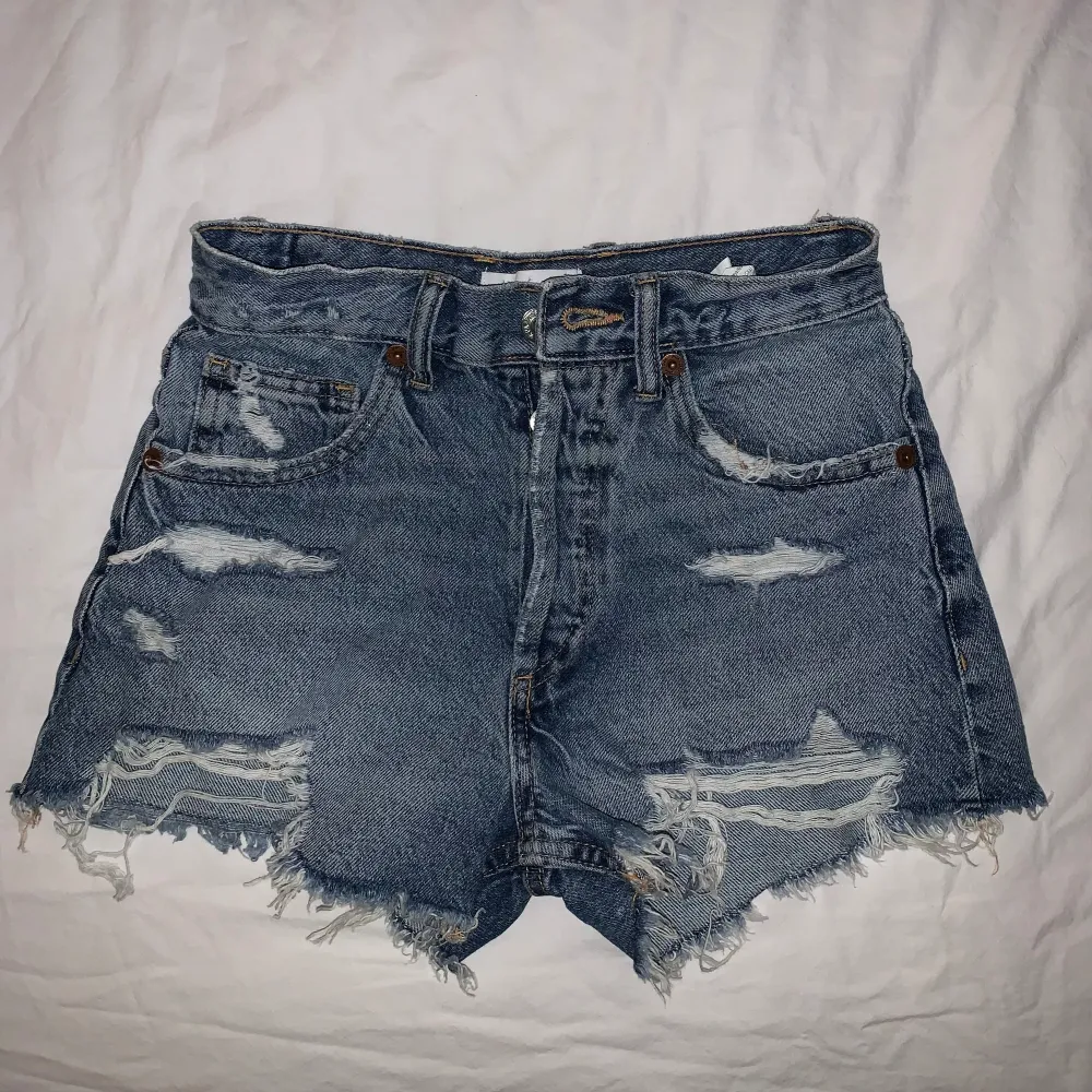 Ett par jeansshorts som inte kommer till användning ifrån Zara💘. Shorts.